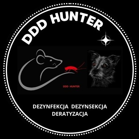 Logo firmy DDD Hunter: grafika z myszą, karaluchem i psem, otoczona napisem 'Dezynfekcja, Dezynsekcja, Deratyzacja' na czarnym tle w białej obwódce.