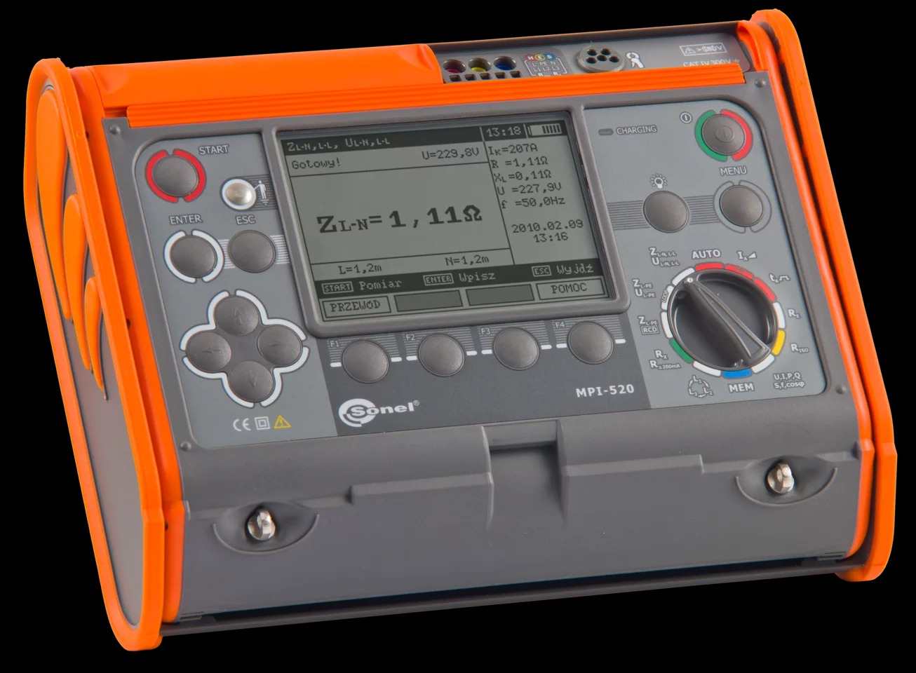 Miernik elektryczny Sonel MPI-520 w pomarańczowo-szarej obudowie, wyświetlający parametry pomiarowe na ekranie LCD. Widoczne przyciski funkcyjne i pokrętło wyboru zakresu.