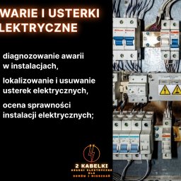 2KABELKI Wojciech Sendyka - Tablica rozdzielcza z bezpiecznikami i przewodami. Widoczne ślady użytkowania. Na pierwszym planie tekst informujący o diagnozowaniu i usuwaniu awarii elektrycznych.