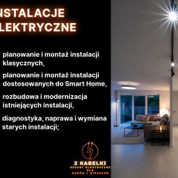 2KABELKI Wojciech Sendyka - Salon z nowoczesnym oświetleniem szynowym. Reflektory punktowe na suficie, minimalistyczny design, ciepłe światło. Widok na salon z kanapą i oknem.