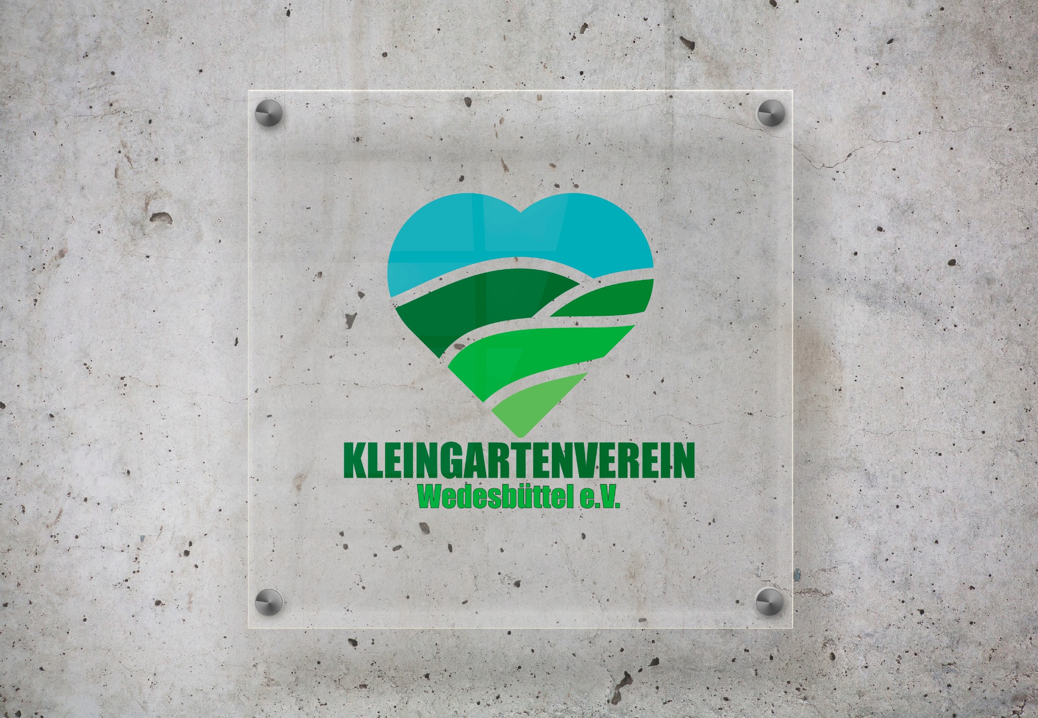 Logo Kleingartenverein Wedesbüttel e.V. na przezroczystej płycie, przymocowanej do szarej, betonowej ściany za pomocą metalowych śrub. Logo w kształcie serca z motywem krajobrazu.