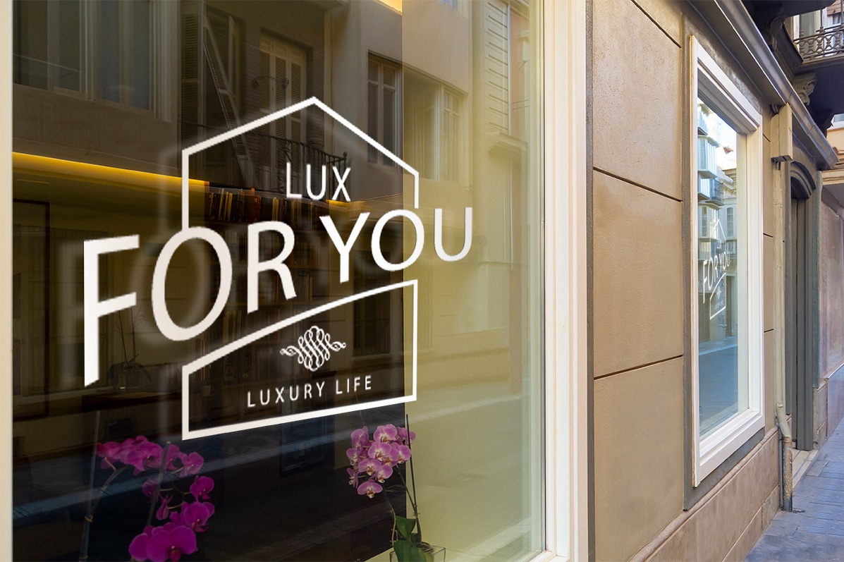 Naklejka z logo 'Lux For You Luxury Life' na witrynie sklepu, z odbiciem ulicy i kwiatami w tle. Minimalistyczny design w miejskim otoczeniu.