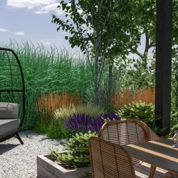 OneDesign Patrycja Oczoś - Projekt ogrodu z nowoczesnym fotelem-kokonem, stołem z wiklinowymi krzesłami i ozdobnymi trawami. Widoczne fioletowe kwiaty i drzewo brzozy. Całość w jasnej, słonecznej tonacji.