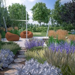 OneDesign Patrycja Oczoś - Wizualizacja ogrodu z dwoma brązowymi pufami, ścieżką z kamieni i różnorodną roślinnością: trawy ozdobne, lawenda i drzewa w tle. Nowoczesna aranżacja przestrzeni.