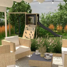 OneDesign Patrycja Oczoś - Wizualizacja ogrodu z rattanowymi meblami wypoczynkowymi, placem zabaw dla dzieci i ozdobnymi trawami w tle, oświetlona girlandami żarówek.