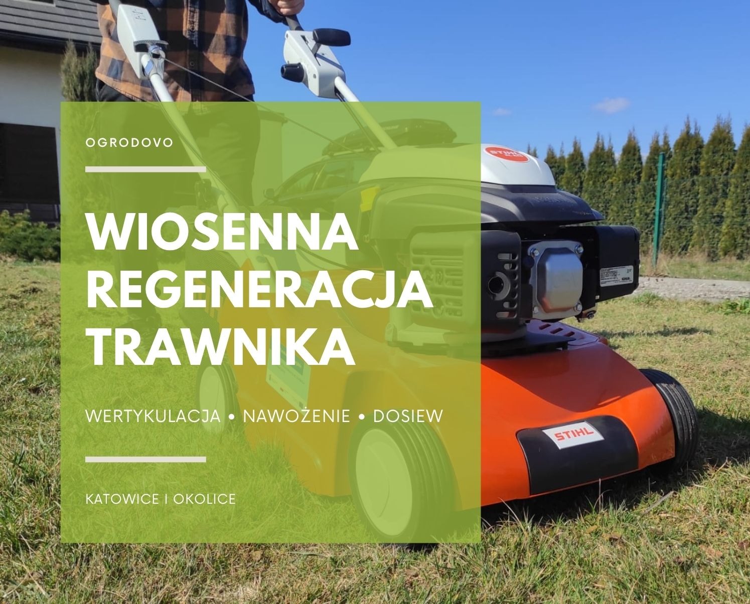 Pomarańczowa kosiarka Stihl na trawniku, w tle rząd drzew i fragment domu. Widoczny operator kosiarki. Wiosenna regeneracja trawnika: wertykulacja, nawożenie, dosiew.