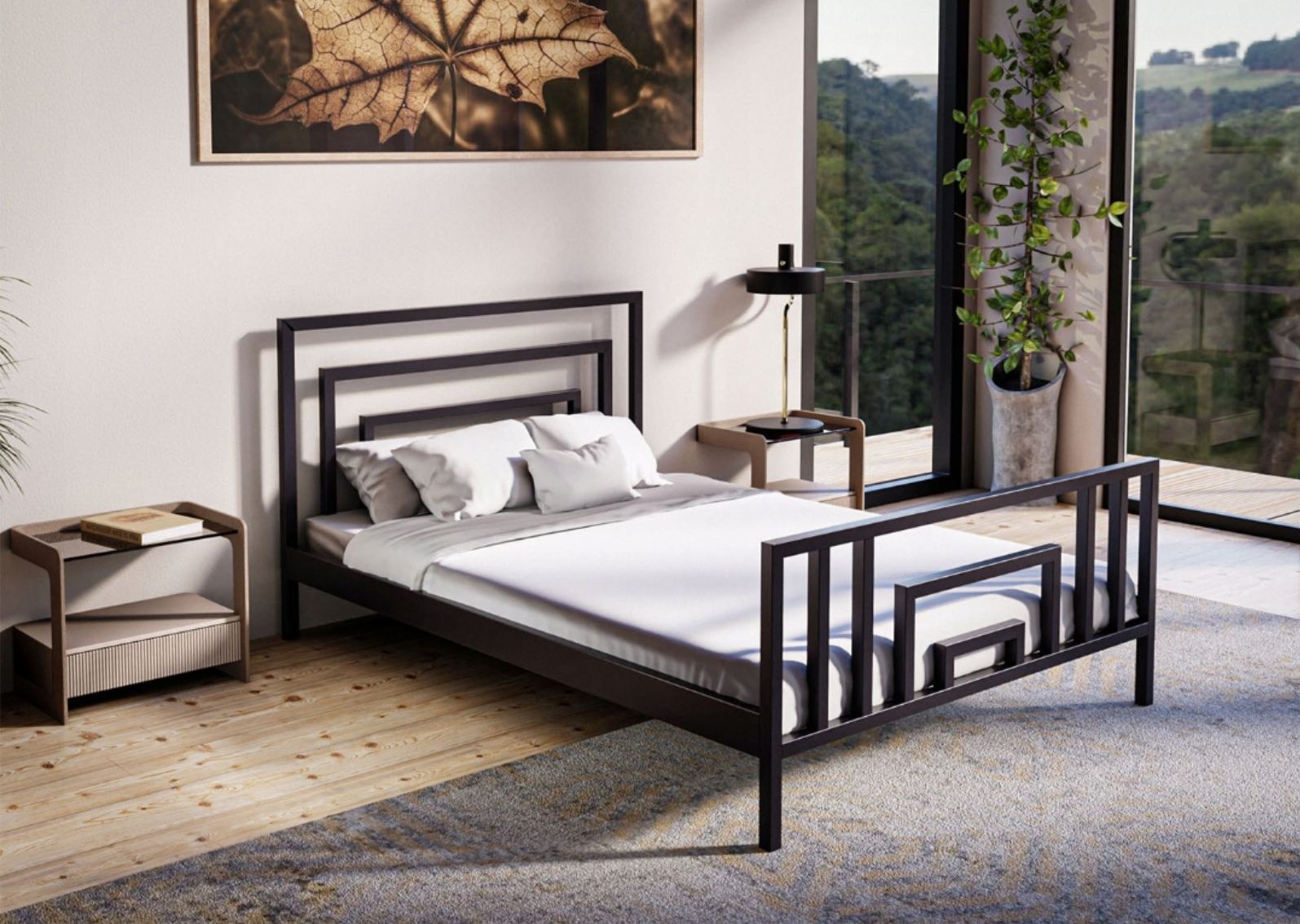 Minimalistyczne łóżko metalowe z geometrycznym wezgłowiem w jasnym wnętrzu z widokiem na zieleń. Stolik nocny i obraz z motywem liścia dopełniają aranżację.