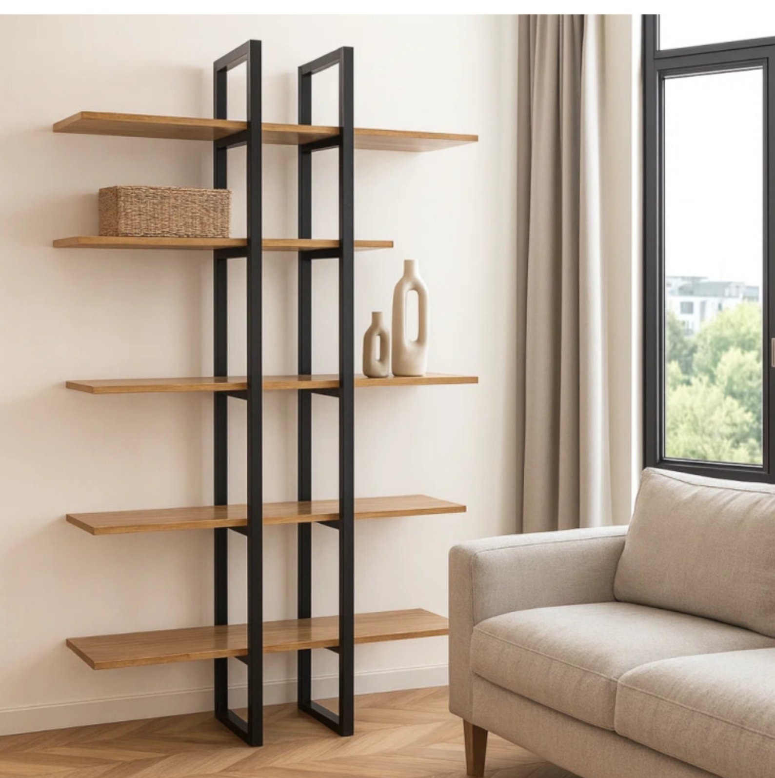 Regał z drewnianymi półkami i czarną metalową konstrukcją w nowoczesnym salonie. Na półkach dekoracje, obok sofa i okno z widokiem na zieleń.