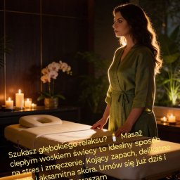 Równowaga Ciała gabinet masażu Sylwia Grzebyta - Kobieta w szlafroku obok stołu do zabiegów w spa, świece i orchidee w tle. Stonowane oświetlenie, relaksująca atmosfera.