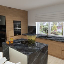 Meble roberto - Nowoczesna kuchnia z drewnianymi frontami i blatem z czarnego marmuru. Na wyspie kuchennej złoty garnek ze sztucznymi kwiatami. Widok na ogród przez okno.