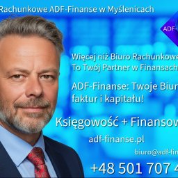 ADF-Finanse Tomasz Maślanka - Profesjonalny portret księgowego ADF-Finanse w garniturze na tle błękitnego baneru z ofertą biura rachunkowego w Myślenicach, z numerem telefonu i adresem e-mail.
