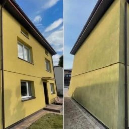 Usługi Dachowe - Dwa ujęcia narożnika domu z żółtą elewacją i brązowymi rynnami. Widoczne okna z białymi ramami, fragment chodnika i trawnika. Błękitne niebo z chmurami w tle.