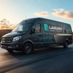 Lamaro - Czarny van Mercedes-Benz Sprinter z logo 'LAMARO FORMAT PERFEKCJI' w ruchu na tle miejskiego krajobrazu i zachodzącego słońca, z subtelnymi turkusowymi akcentami graficznymi.