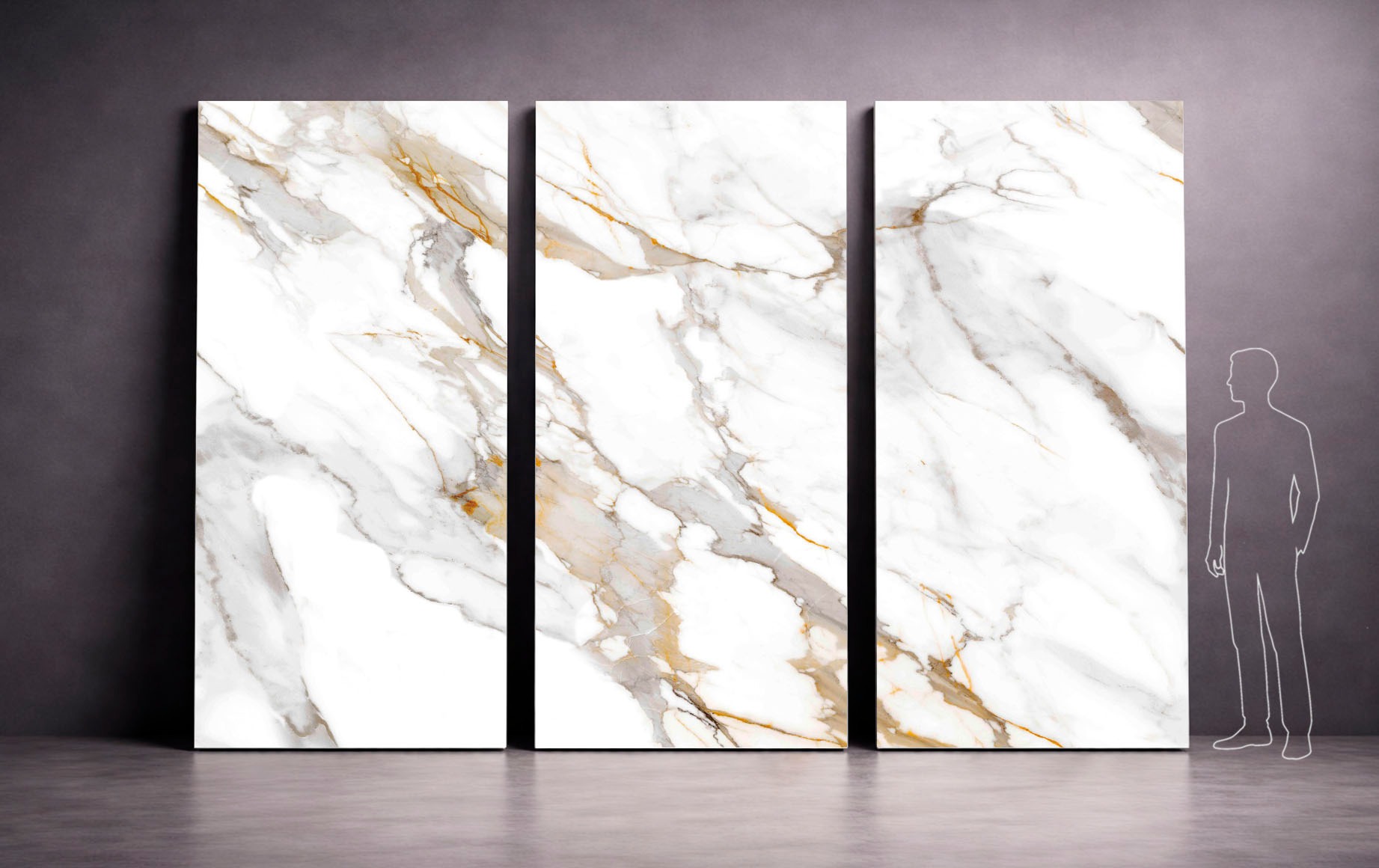 Trzy duże płyty z białego marmuru z złotymi i szarymi żyłami, ustawione pionowo na szarym tle. Obok nich zarys sylwetki człowieka dla skali.