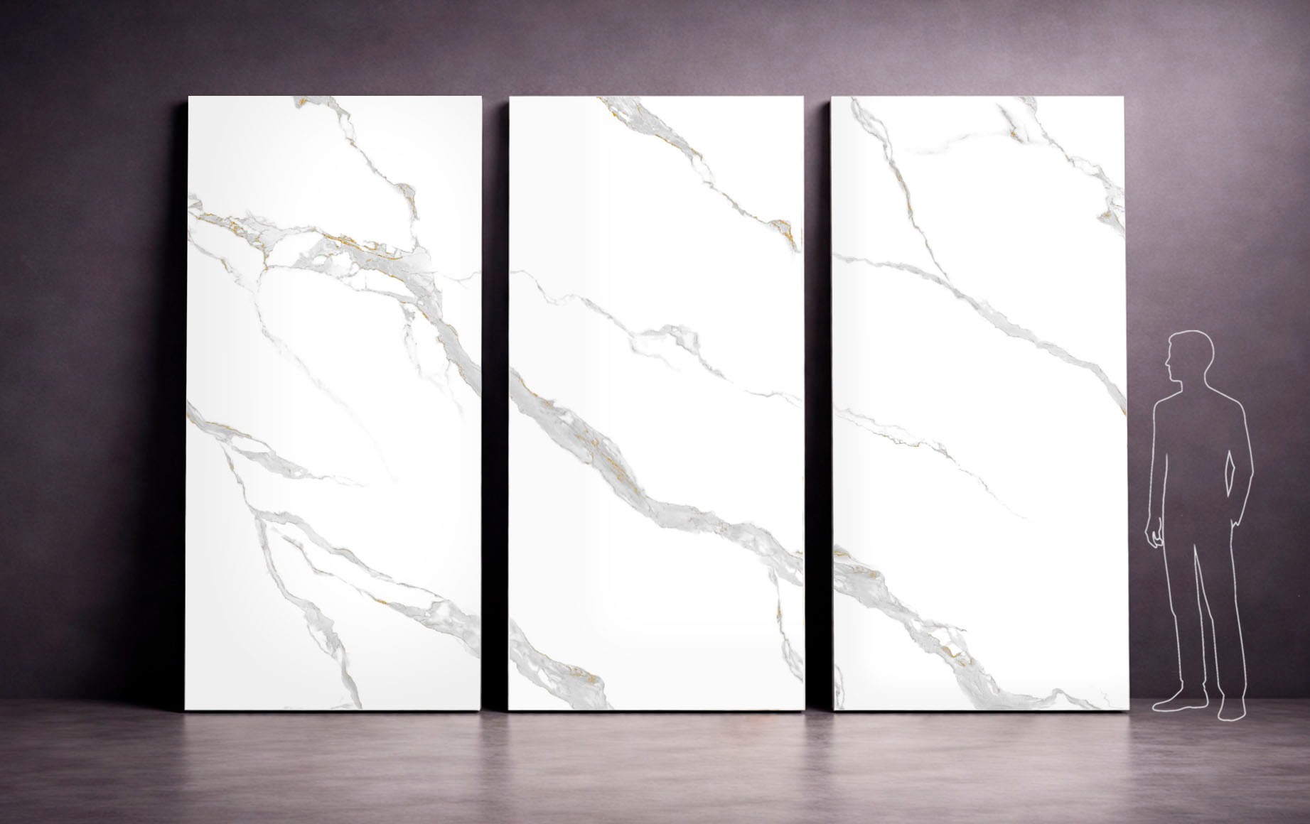 Trzy białe płyty z szarym i złotym marmurkowym wzorem, ustawione pionowo na tle szarej ściany i podłogi. Obok nich zarys sylwetki człowieka dla skali.