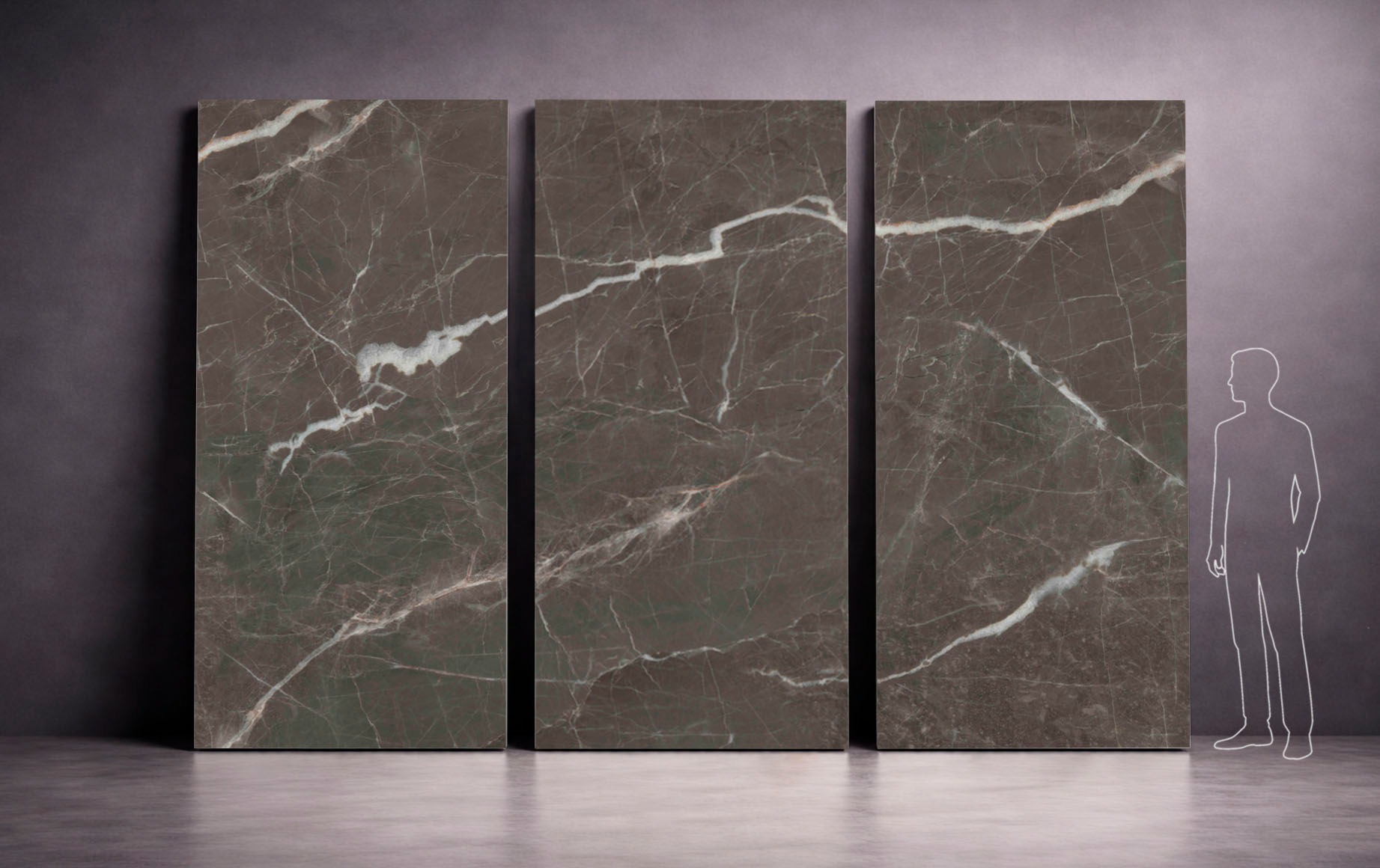 Trzy duże, pionowe płyty z ciemnego marmuru z białymi żyłami, ustawione obok siebie na szarym tle. Obok nich sylwetka człowieka w formie szkicu.
