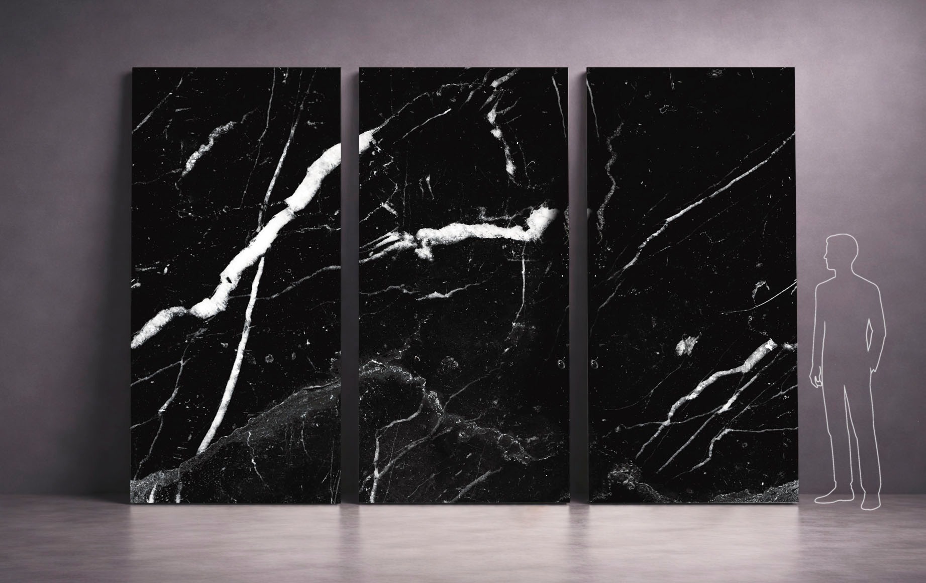 Trzy czarne płyty z białym marmurkowym wzorem, ustawione pionowo obok siebie na szarym tle. Obok nich sylwetka człowieka dla skali.