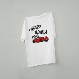 Dawid Zapart - Biała koszulka z nadrukiem czerwonego sportowego auta i napisem 'I need money for...' w stylu graffiti, wisząca na szarej ścianie. Prezentacja nadruku na odzieży.