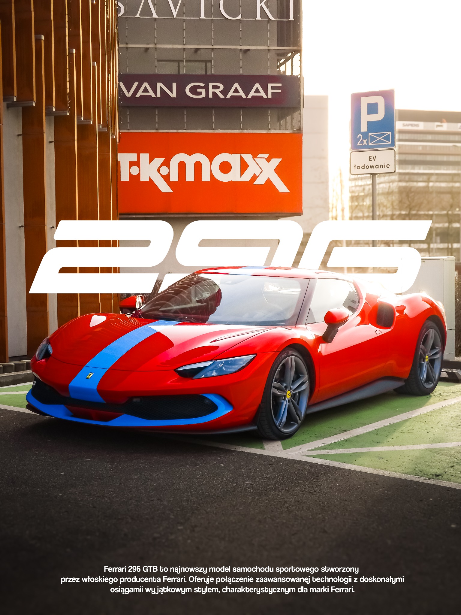 Czerwone Ferrari 296 GTB z niebieskim pasem na tle parkingu z oznaczeniem EV, budynków i szyldów reklamowych. Dynamiczne ujęcie sportowego auta.