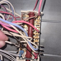 MAGIK AGD - Podłączenie przewodów do elementu elektrycznego w urządzeniu AGD w Lublinie. Widoczne kolorowe kable i złącza.