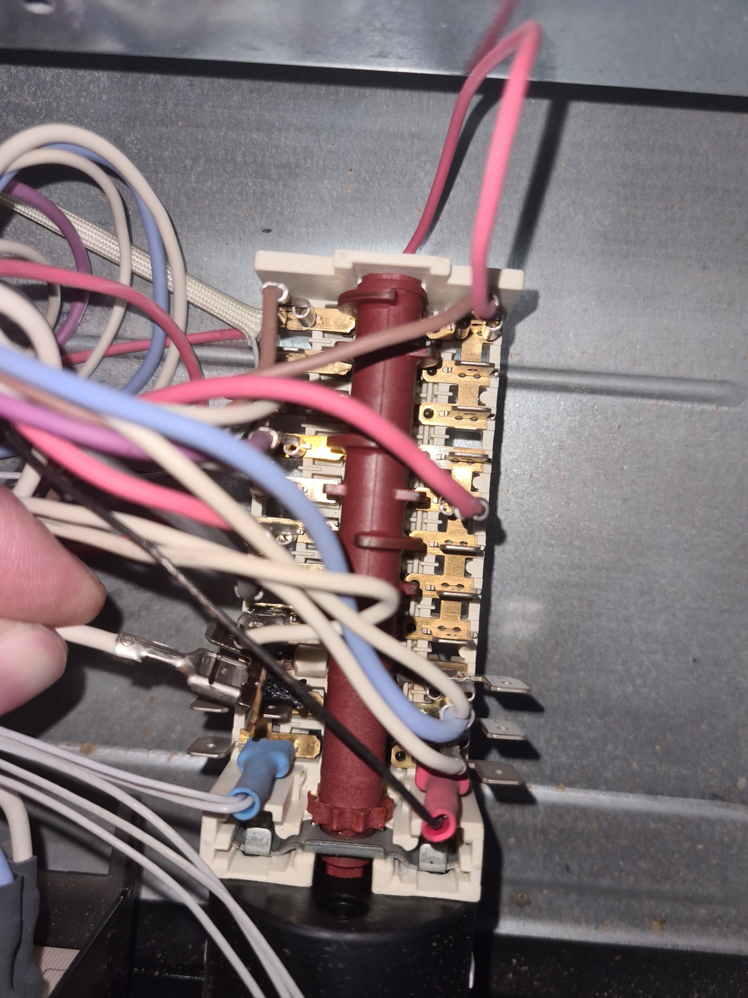 Podłączenie przewodów do elementu elektrycznego w urządzeniu AGD w Lublinie. Widoczne kolorowe kable i złącza.