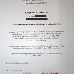 Rychlewski Group Sp. z o.o. - Zaświadczenie o ukończeniu szkolenia inspektorów ochrony przeciwpożarowej dla Krzysztofa Rychlewskiego, wydane przez Szkołę Aspirantów PSP w Krakowie, z datą 03.10.2025.