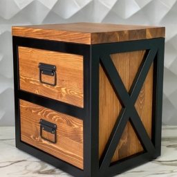 Mariusz isiu - Drewniana szafka nocna z dwoma szufladami, w stylu industrialnym, z czarną metalową ramą i uchwytami. Widoczny blat z naturalnego drewna i dekoracyjne X po bokach.