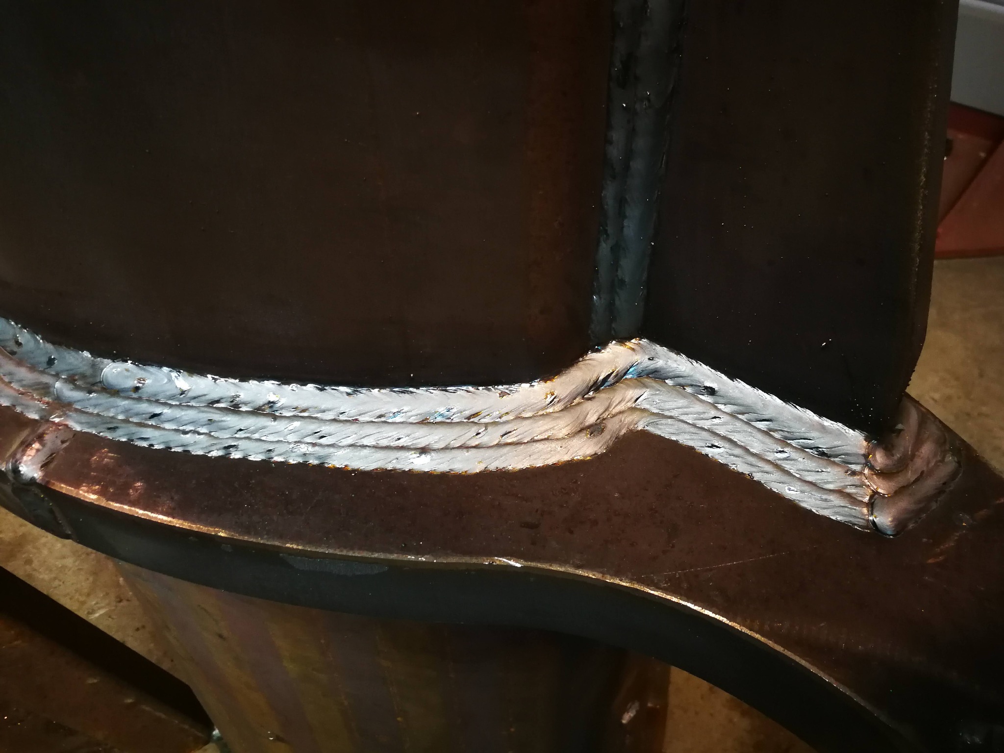 Spoina na metalowej konstrukcji, wykonana z precyzją i dbałością o detale. Widoczne regularne ściegi i estetyczne wykończenie.