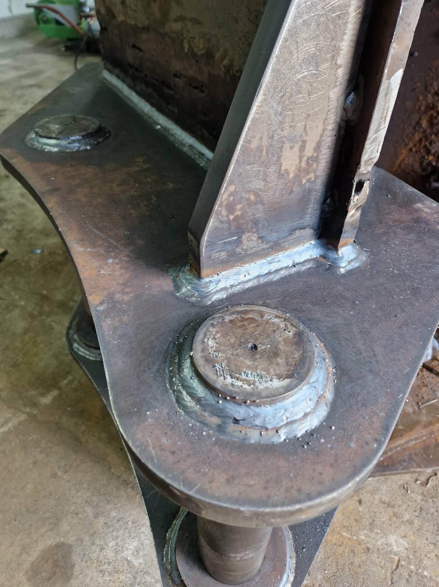 Spoina łącząca elementy metalowe, widoczne ślady spawania i obróbki. Detal konstrukcji stalowej po spawaniu, z bliska.