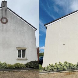 GlancMycie - Efekt przed i po: fasada domu z ceglanym detalem, po lewej brudna, po prawej czysta. Widoczne narzędzia i roślinność u podstawy ściany.