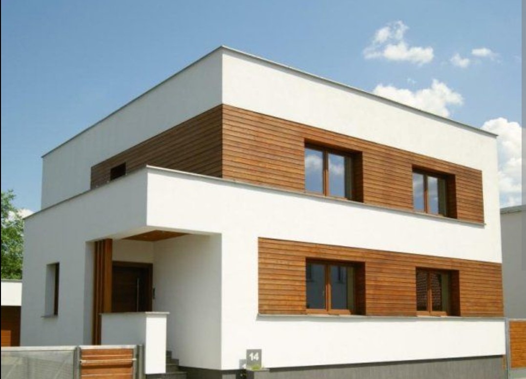 Dwukondygnacyjny dom z białą elewacją i drewnianymi panelami, widoczny numer domu '14', błękitne niebo w tle, nowoczesna architektura.