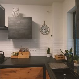 ADMIN ANNA LAUDAŃSKA - Renowacja fartucha kuchennego: demontaż starych płytek, przygotowanie ściany i ułożenie nowych płytek na klej.