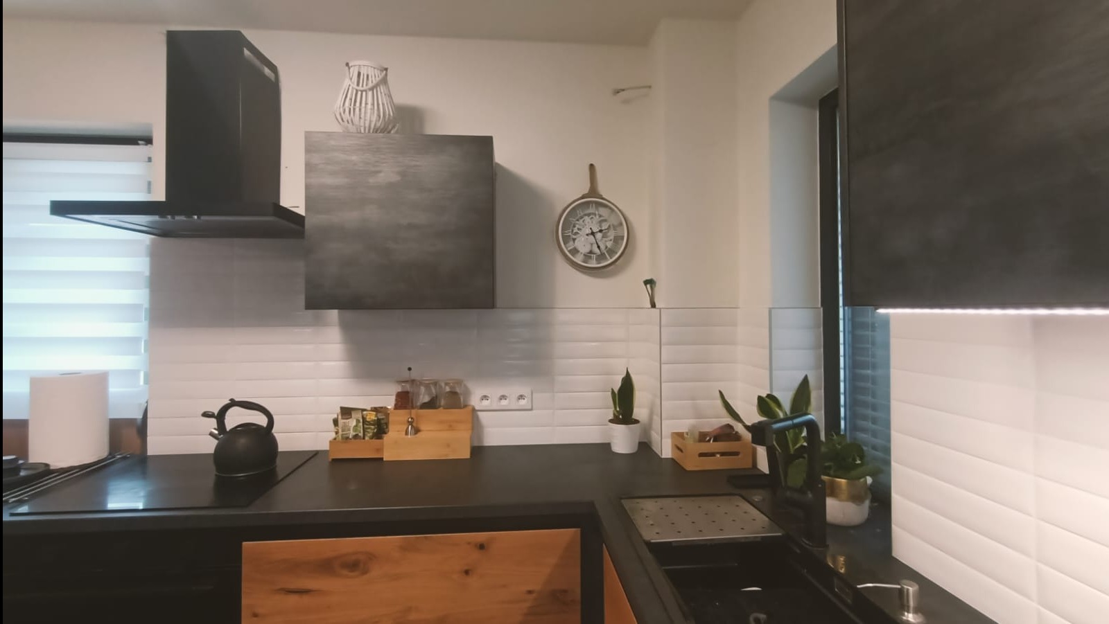 Renowacja fartucha kuchennego: demontaż starych płytek, przygotowanie ściany i ułożenie nowych płytek na klej.