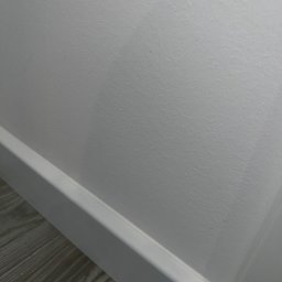 Idealnie zamontowane listwy to ostatni etap wykończenia podłogi. 