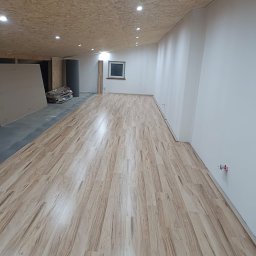 Panele ułożone na poddaszu. 