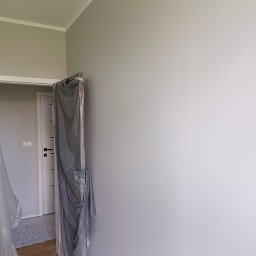 Podczas malowania zabezpieczenie drzwi, mebli i podłogi jest nieodłącznym elementem. 