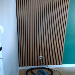 Zlecone przez klienta - malowanie sypialni, zamontowanie lameli i nowych listew przypodłogowych. 