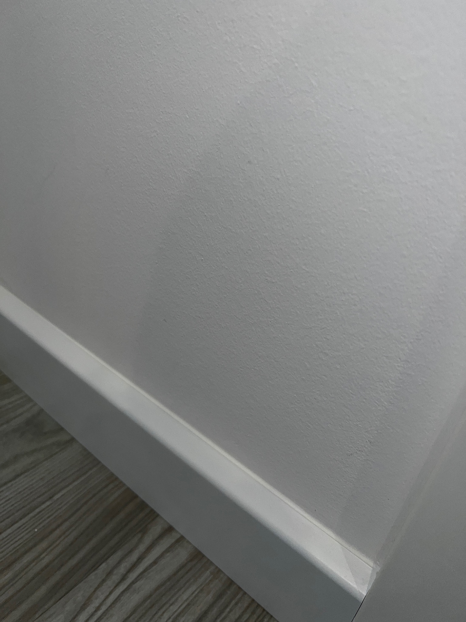 Idealnie zamontowane listwy to ostatni etap wykończenia podłogi.