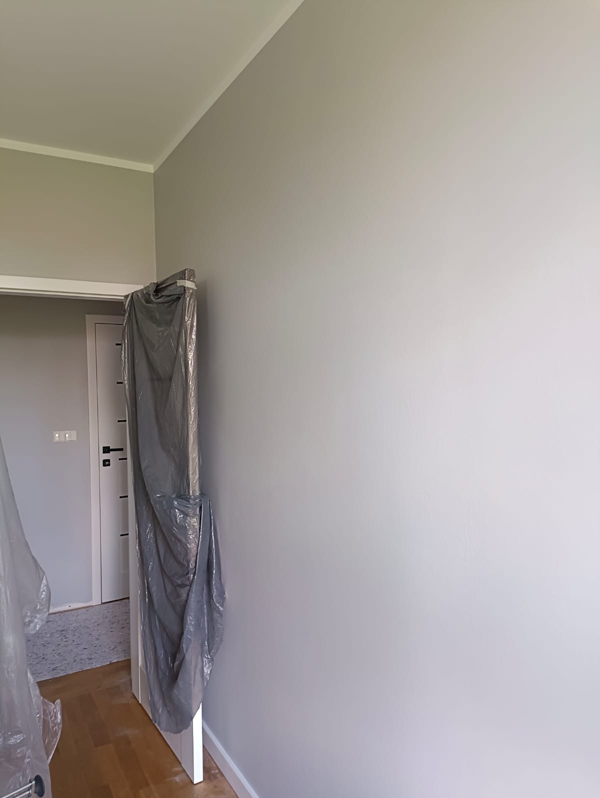 Podczas malowania zabezpieczenie drzwi, mebli i podłogi jest nieodłącznym elementem.