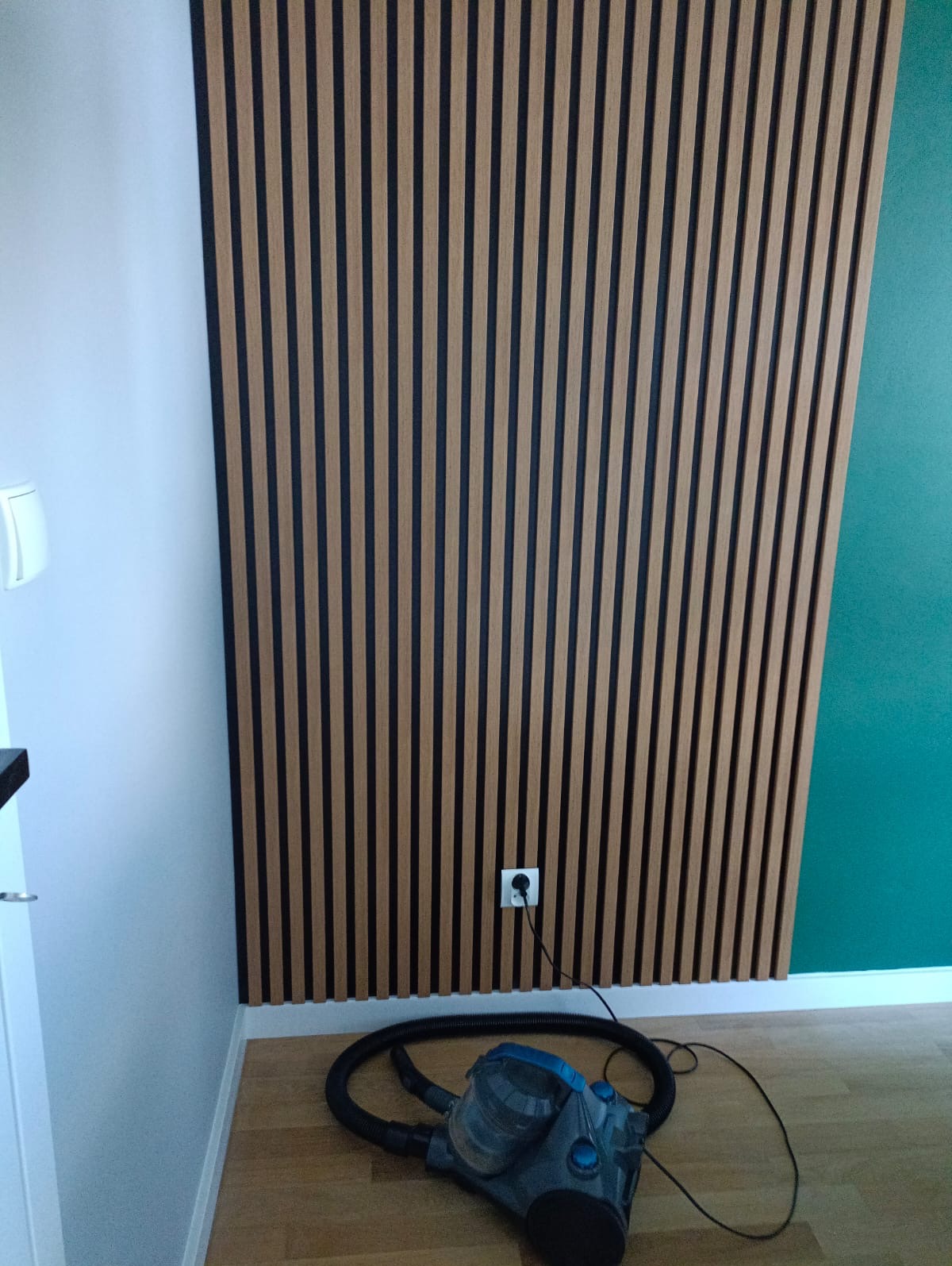 Zlecone przez klienta - malowanie sypialni, zamontowanie lameli i nowych listew przypodłogowych.