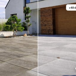 Whosh - Mycie kostki brukowej - Efekt mycia kostki brukowej: lewa strona brudna, prawa czysta. Dom z drewnianą bramą garażową w tle. Widoczny numer telefonu i logo firmy.