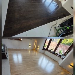 Art.Parkiety - Parkiet przed i po renowacji w Warszawie. Na górze ciemne drewno, na dole jasne, odświeżone. Widoczne okna i rośliny doniczkowe.