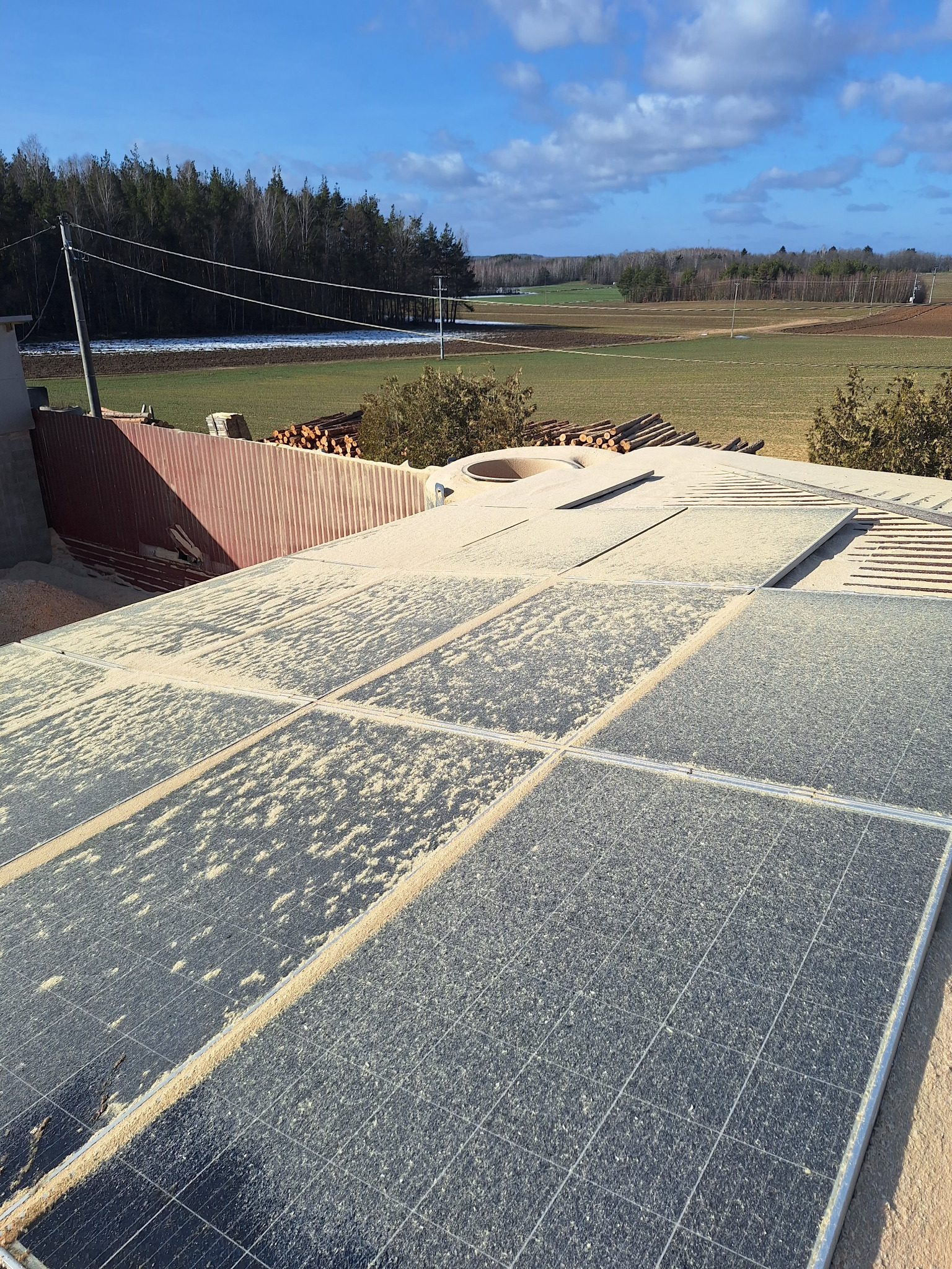 Silne zabrudzenia paneli PV (pył, osad) – spadek wydajności instalacji.