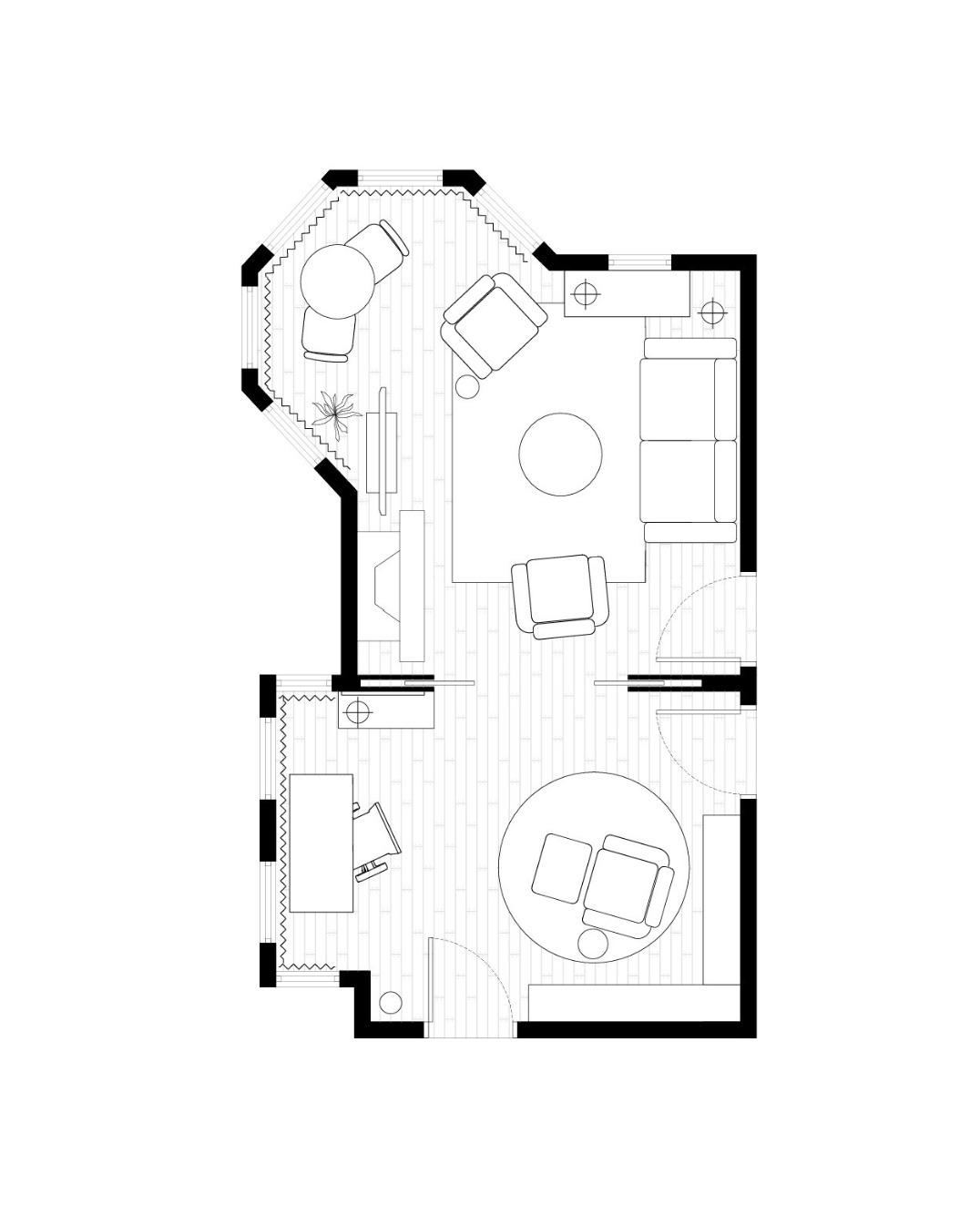 Czarno-biały plan mieszkania z góry, ukazujący układ pomieszczeń i mebli, z parkietem w jodełkę. Widoczne sofy, fotele, stoły i biurko.