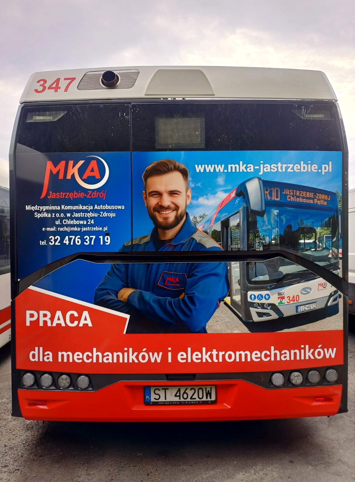 Autobus miejski z reklamą MKA Jastrzębie-Zdrój, zachęcającą do pracy mechaników i elektromechaników. Na grafice uśmiechnięty mężczyzna w uniformie.