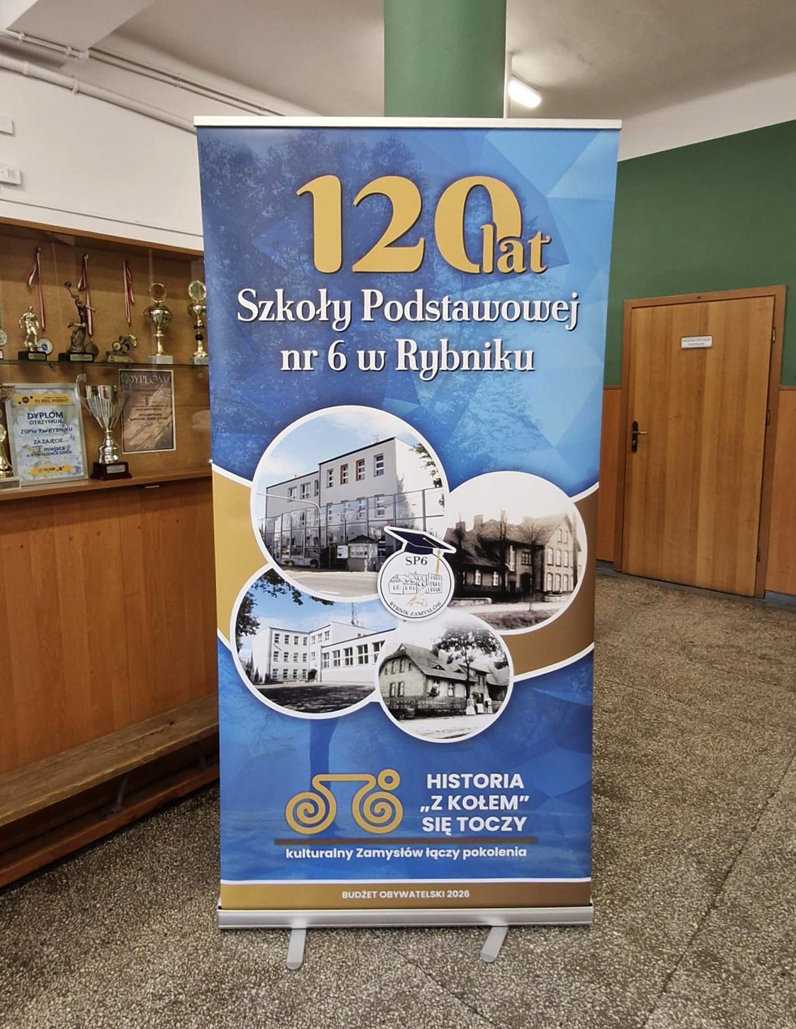 Roll-up z okazji 120-lecia Szkoły Podstawowej nr 6 w Rybniku, z historycznymi zdjęciami budynków. Projekt zrealizowany w Radlinie w ramach budżetu obywatelskiego.