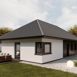 FormHome - Nowoczesny, parterowy dom z ciemną dachówką i białymi ścianami. Na tarasie meble ogrodowe, obok dekoracyjne oświetlenie i białe kamienie. Minimalistyczny design.