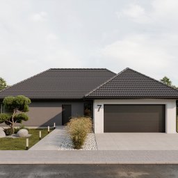 FormHome - Nowoczesny dom parterowy z garażem i ciemną dachówką, numer 7 nad bramą. Minimalistyczny ogród z bonsai i kamieniami. Ujęcie z poziomu ulicy, pochmurne niebo.