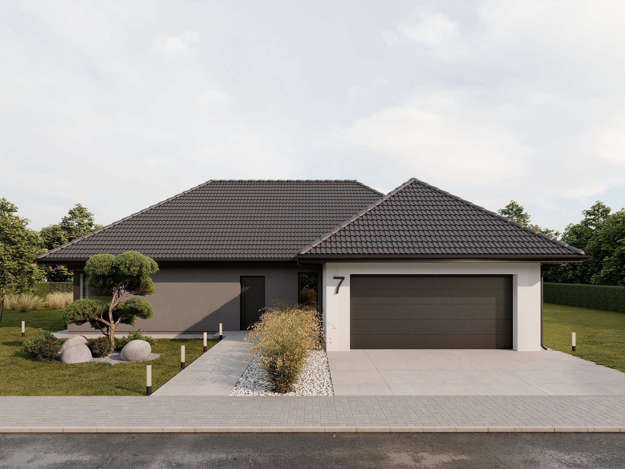 Nowoczesny dom parterowy z garażem i ciemną dachówką, numer 7 nad bramą. Minimalistyczny ogród z bonsai i kamieniami. Ujęcie z poziomu ulicy, pochmurne niebo.