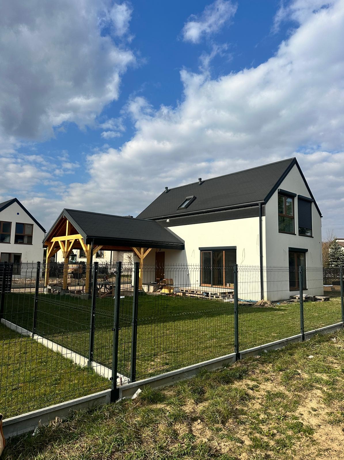 Dom 100 m2 z wiatą garażową